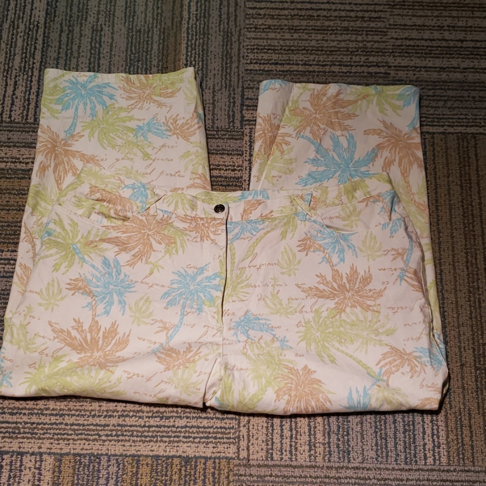 Hearts of Palm Womens White With Tropical Pattern capris